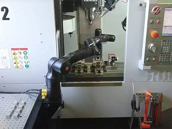 Braccio-robotico-collaborativo-metre-esegue-delle-operazioni-automatiche