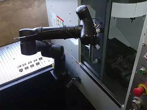 Braccio-antropomorfo-Kassow-esegue-operazioni-meccaniche-su-una-linea-di-produzione-industriale